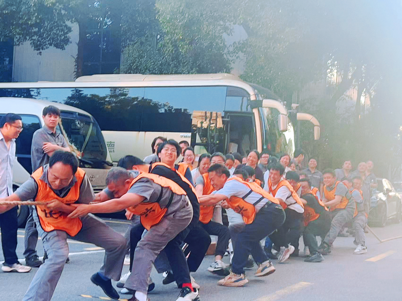 燃爆ezweb总部园区！女子组首秀亮眼，这场拔河比赛尘埃落定